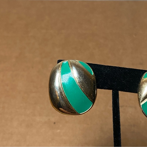 Vintage Gold Tone Earrings - Picture 4 of 6